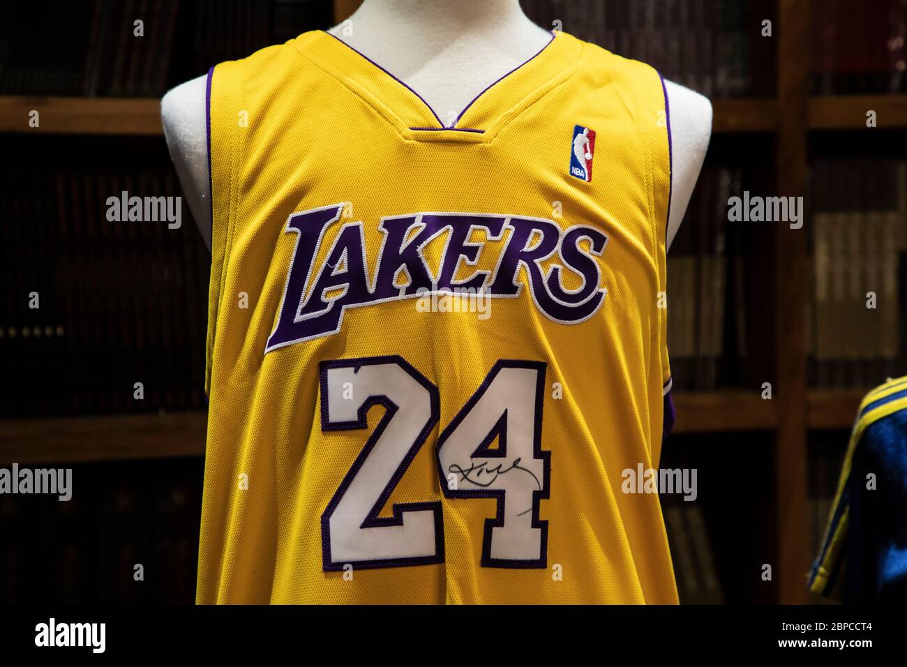 Una maglia Kobe Bryant Los Angeles Lakers indossata e firmata dalla sua  stagione MVP, stimata a $5-7 milioni, è presentata in anteprima prima  dell'asta al Sotheby's di New York, NY, il 1