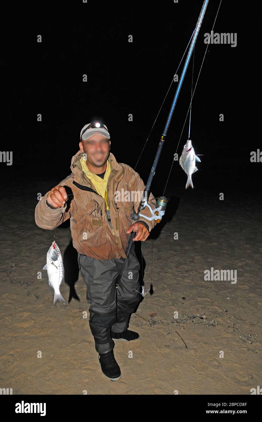 Pescatore di notte pescano il pesce Foto Stock