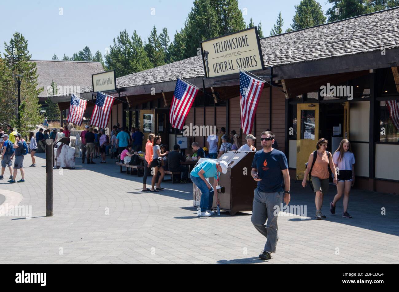 I turisti si trovano di fronte al negozio generale del Canyon Village, al parco nazionale di Yellowstone, USA Foto Stock