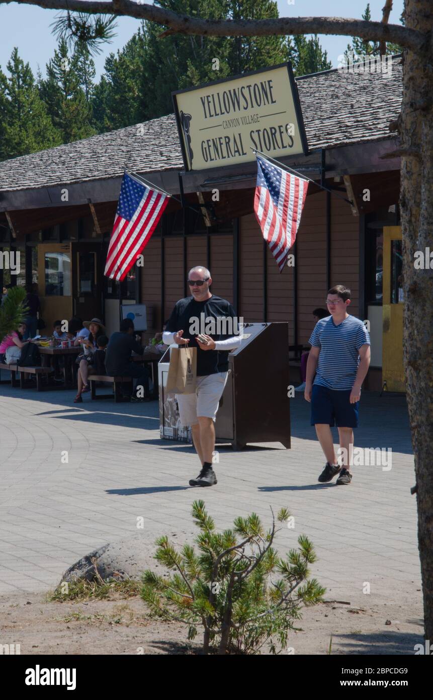 I turisti si trovano di fronte al negozio generale del Canyon Village, al parco nazionale di Yellowstone, USA Foto Stock