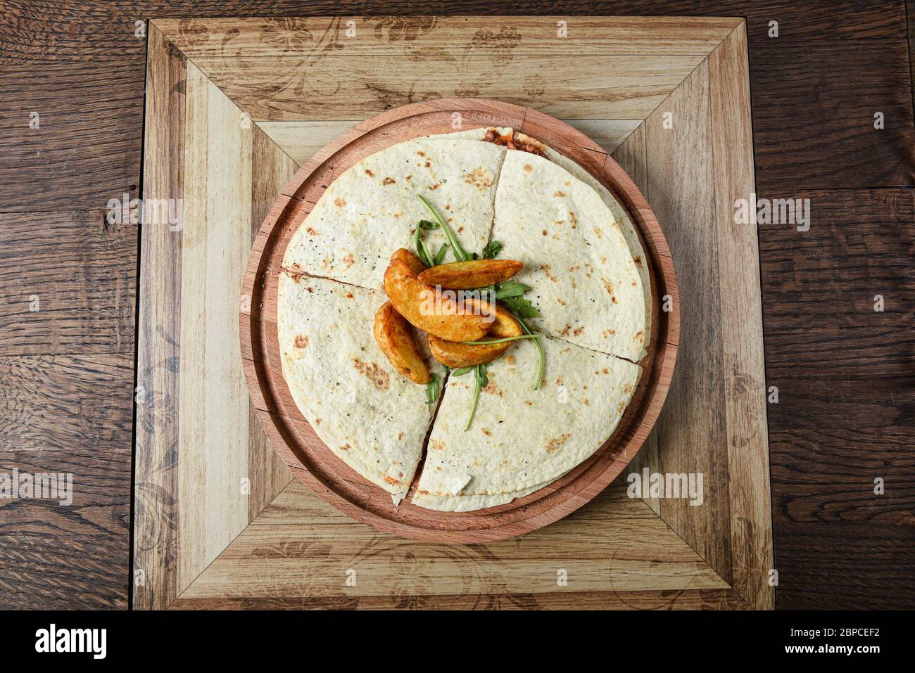 Tavola di legno servita pizza sandwich Foto Stock