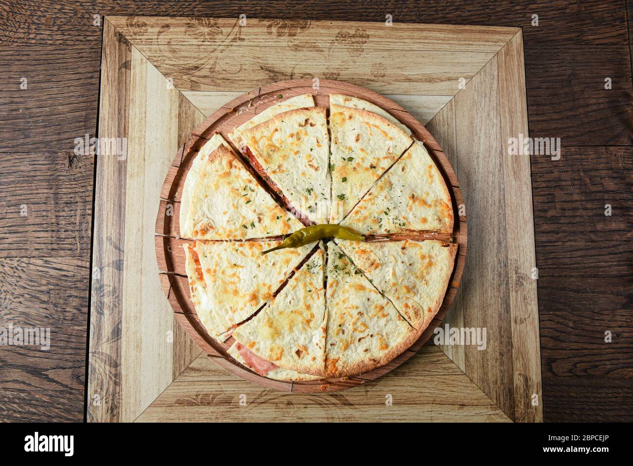 Tavola di legno servita pizza sandwich Foto Stock