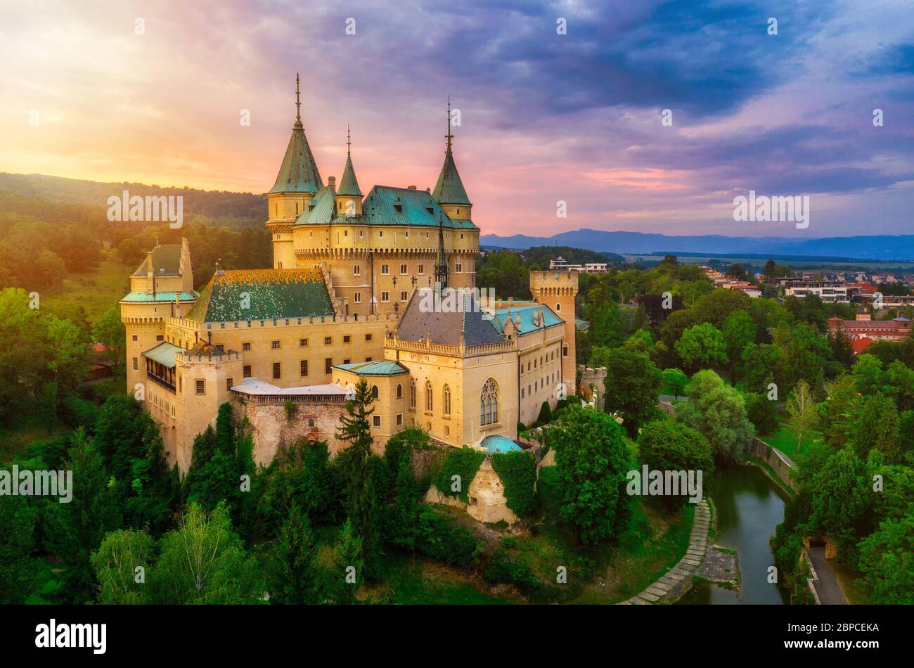 Vista aerea del castello medievale di Bojnice, patrimonio dell'umanità dell'UNESCO in Slovacchia Foto Stock