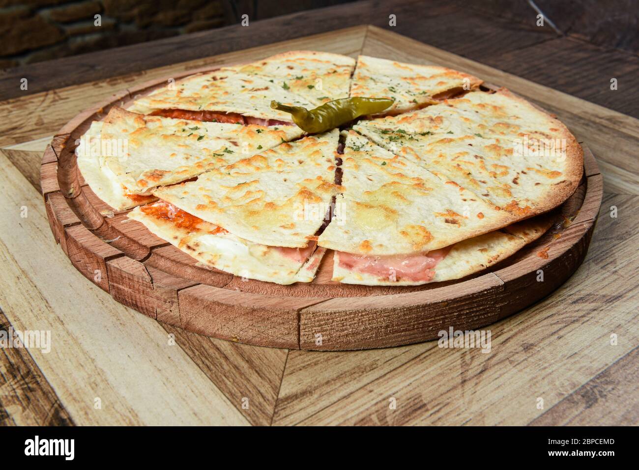 Tavola di legno servita pizza sandwich Foto Stock