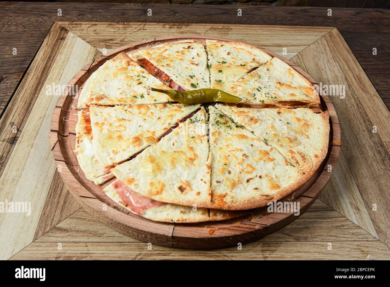 Tavola di legno servita pizza sandwich Foto Stock