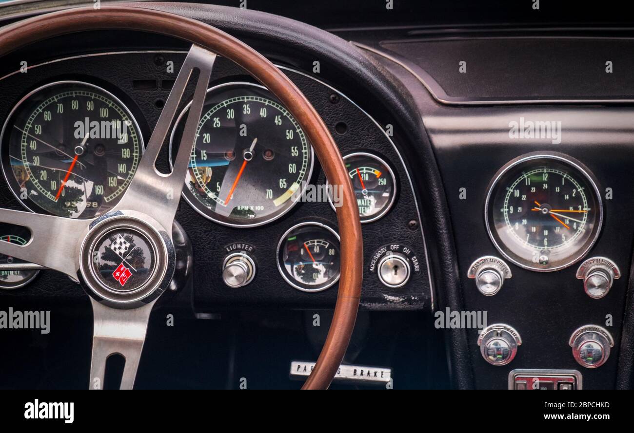TORONTO, CANADA - 08 18 2018: Volante con logo sul pulsante dell'avvisatore acustico, quadranti e manopole sul pannello anteriore del 1966 Chevrolet Corvette Sting Ray Oldtimer Foto Stock