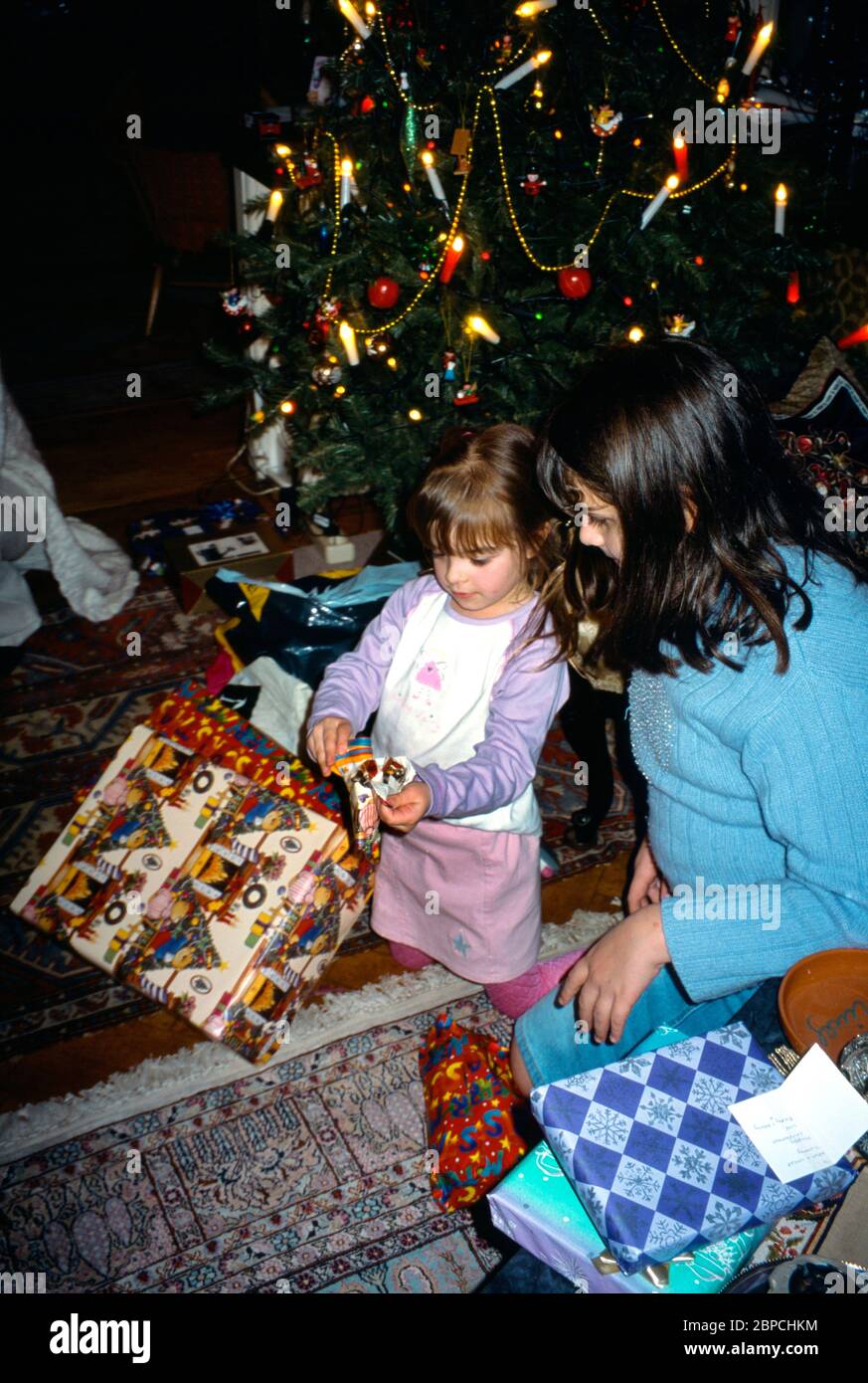 Bambini che scartano regali sotto l'albero di natale immagini e fotografie  stock ad alta risoluzione - Alamy