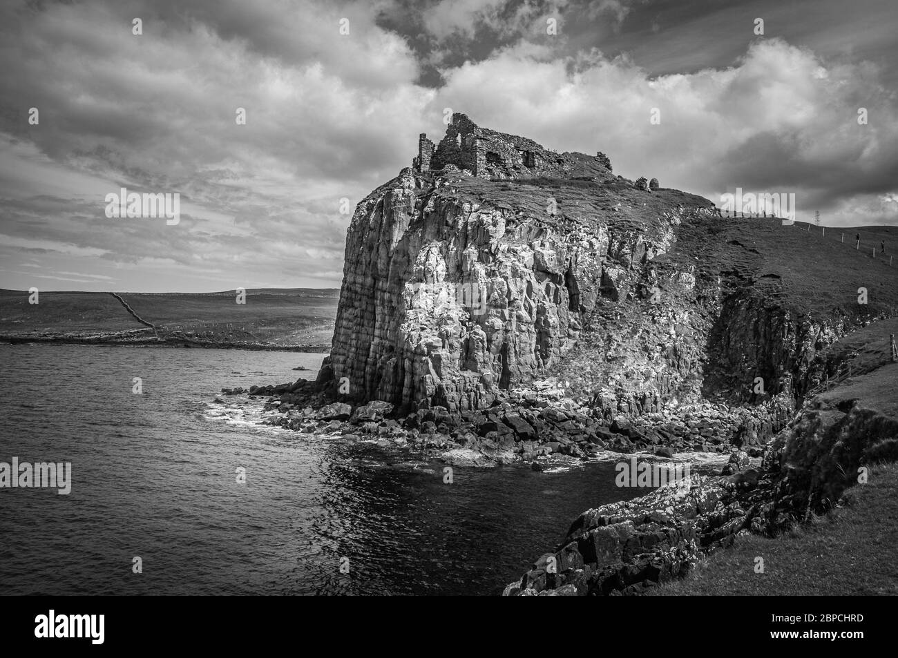Effetto bianco e nero delle rovine del castello di Duntulm Foto Stock