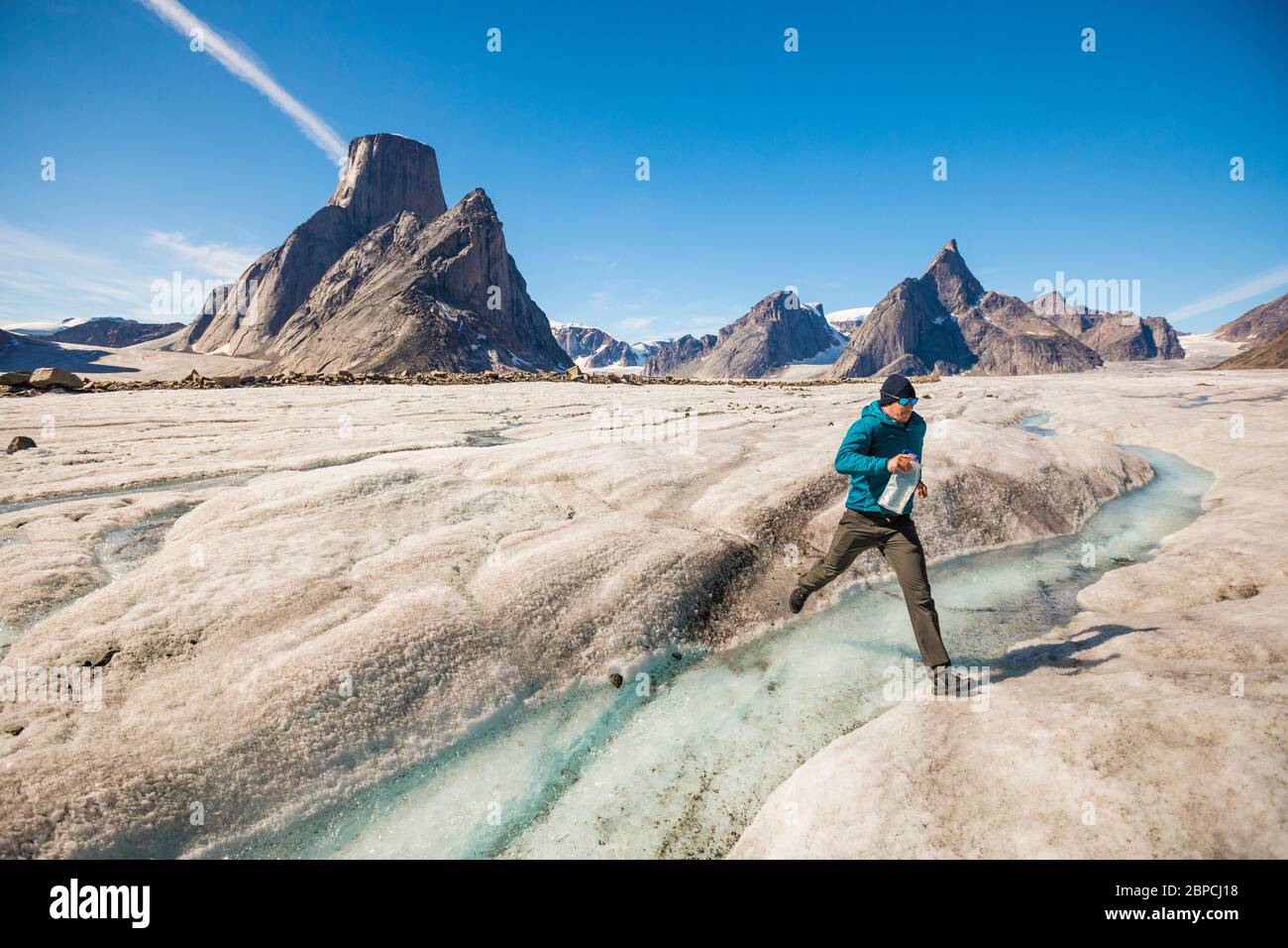 La mappa attiva salta sul fiume glaciale circondato da montagne. Foto Stock