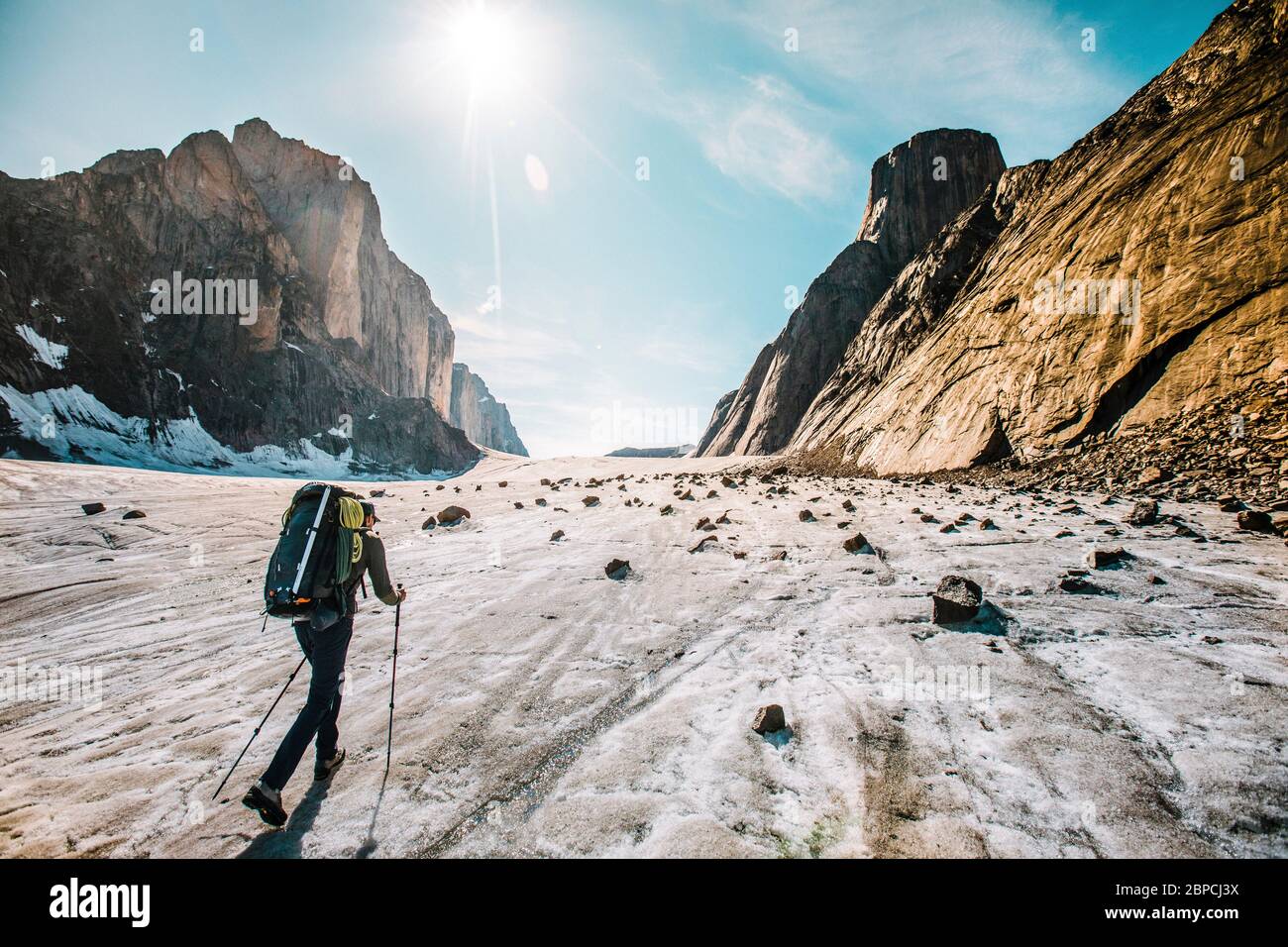 Vista posteriore di un alpinista che esplora ghiacciai e montagne. Foto Stock