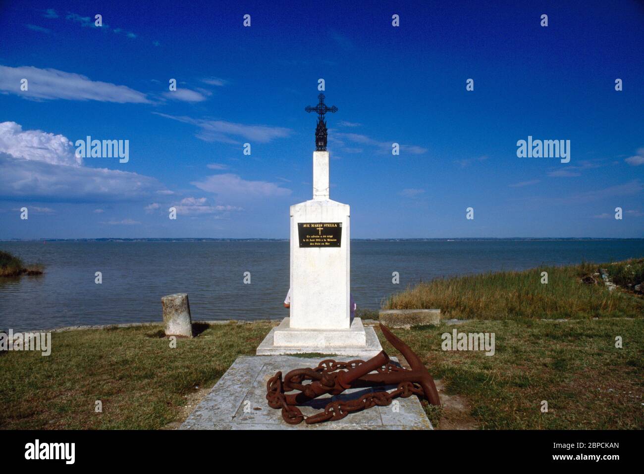 Memoriale a coloro che sono morti a Sea Ave Maria Stella Gironde estuario Francia Foto Stock