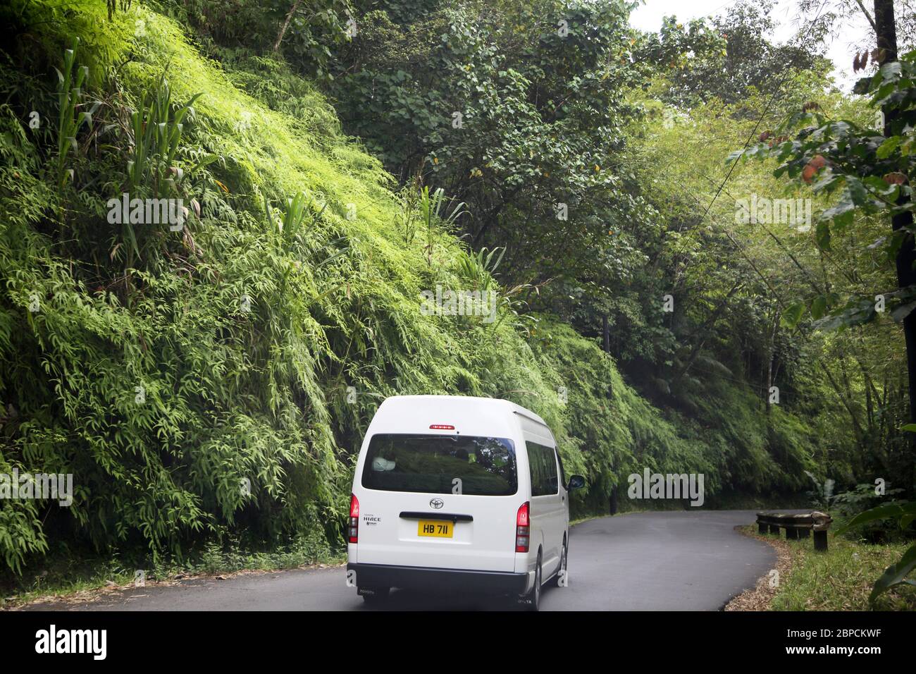 Grand Etang Forest Reserve Grenada Mini Bus che attraversa la foresta pluviale Foto Stock