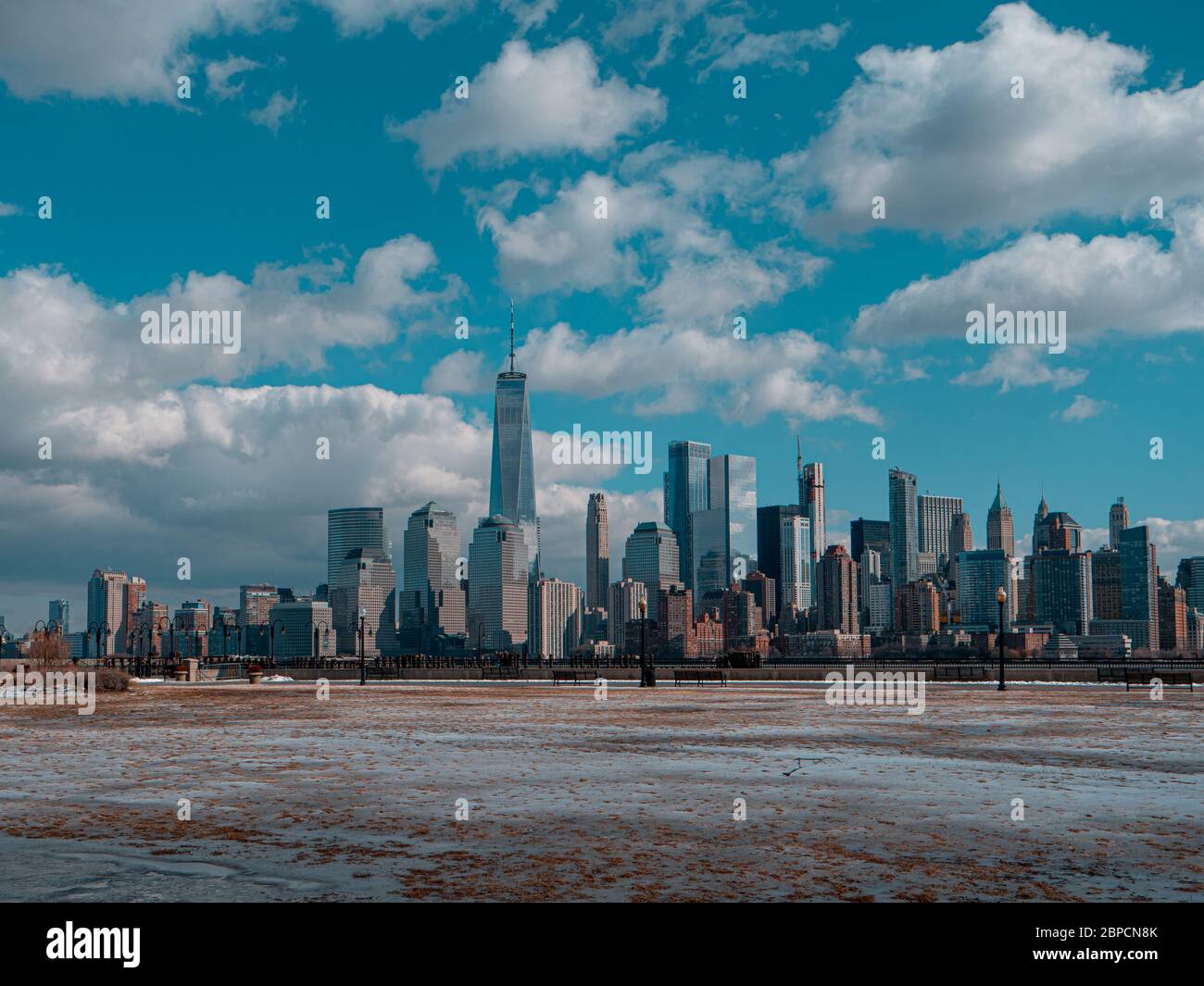 Vista dei grattacieli di Manhattan dal molo della città di Jersey. Foto Stock