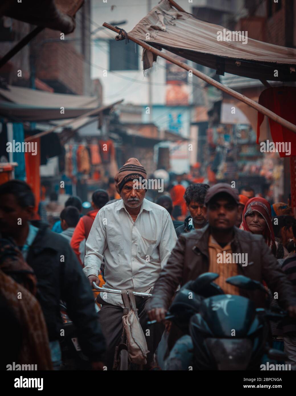 Persone al mercato di strada ad Agra, India. Agra è una delle città più popolose dell'Uttar Pradesh. Foto Stock