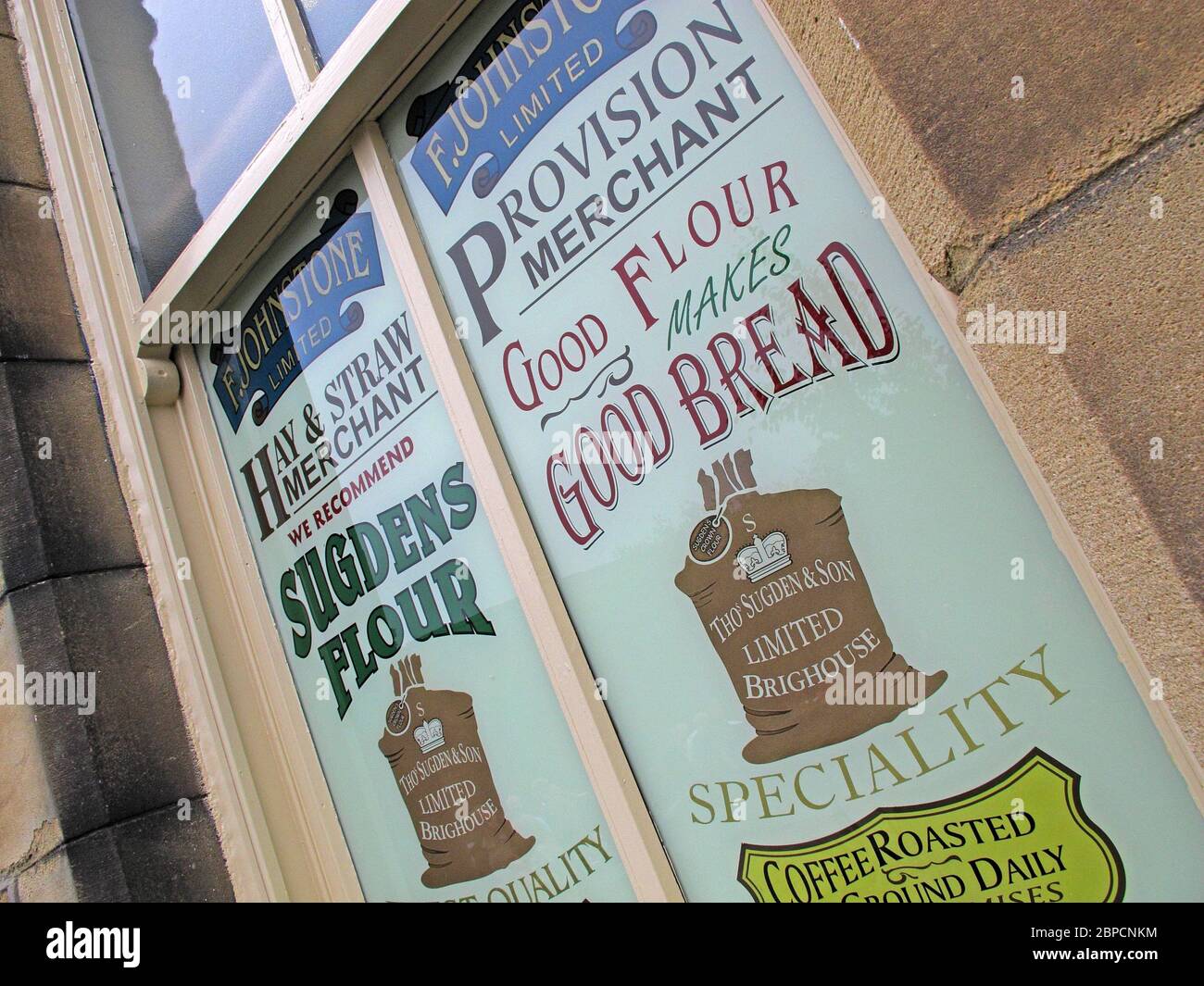 F Johnston Limited, Provision Merchants, Brighouse, West Yorkshire, Inghilterra, UK - farina di zucchero, farina buona, pane buono, specialità Foto Stock