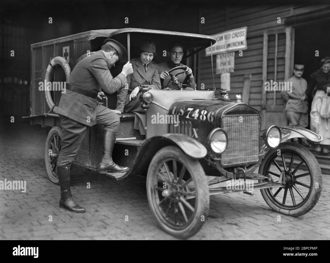 American Red Cross Doctor con i suoi Assistenti in American Red Cross Ambulance dalla Gare de l'Est, Parigi, Francia, in chiamata di emergenza per individuare dove Shell da bombardamento a lungo raggio era appena caduto, Lewis Wickes Hine, American National Red Cross Photograph Collection, giugno 1918 Foto Stock