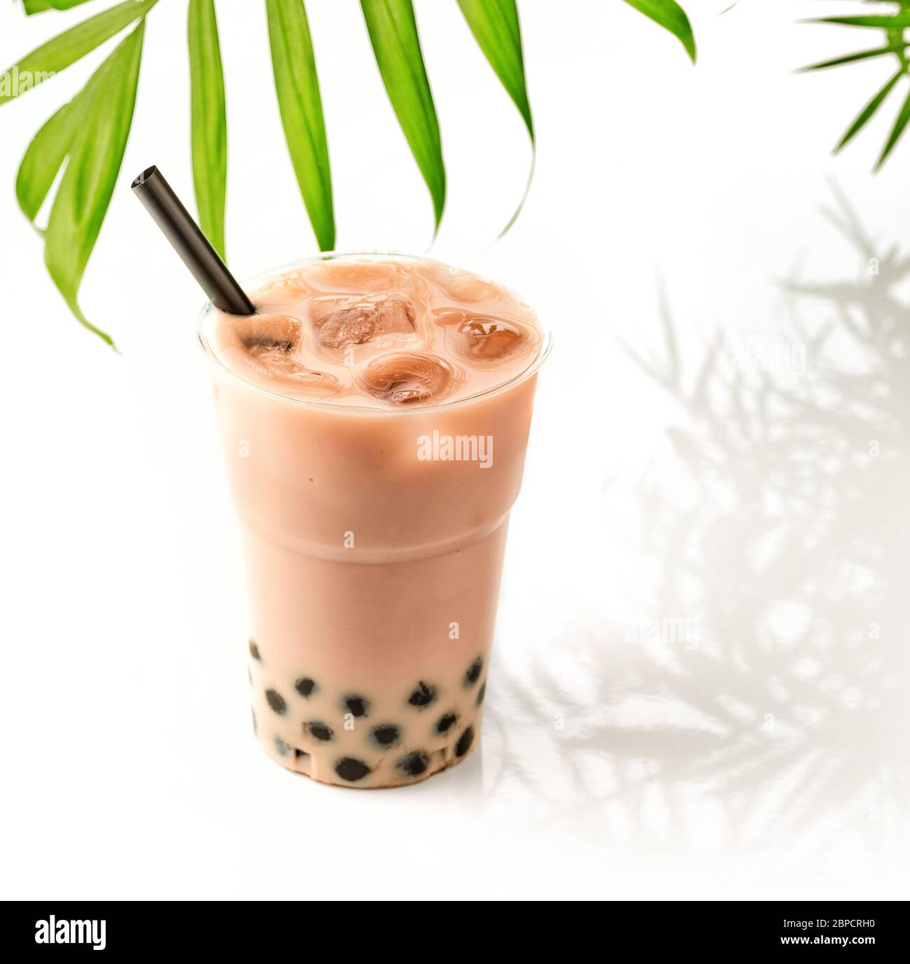 bicchiere di tè freddo con latte e sciroppo Foto Stock