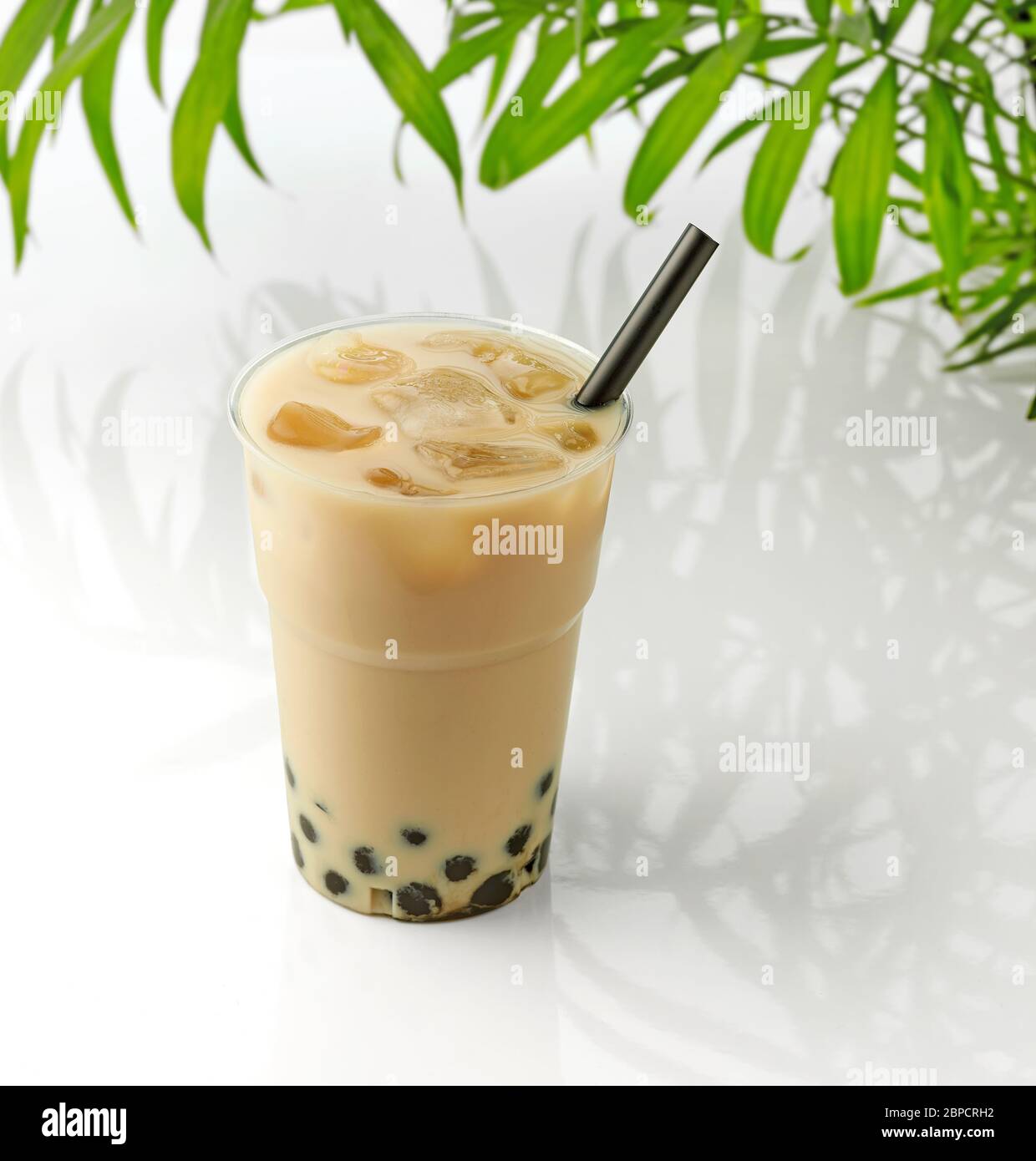 bicchiere di tè freddo con latte Foto Stock