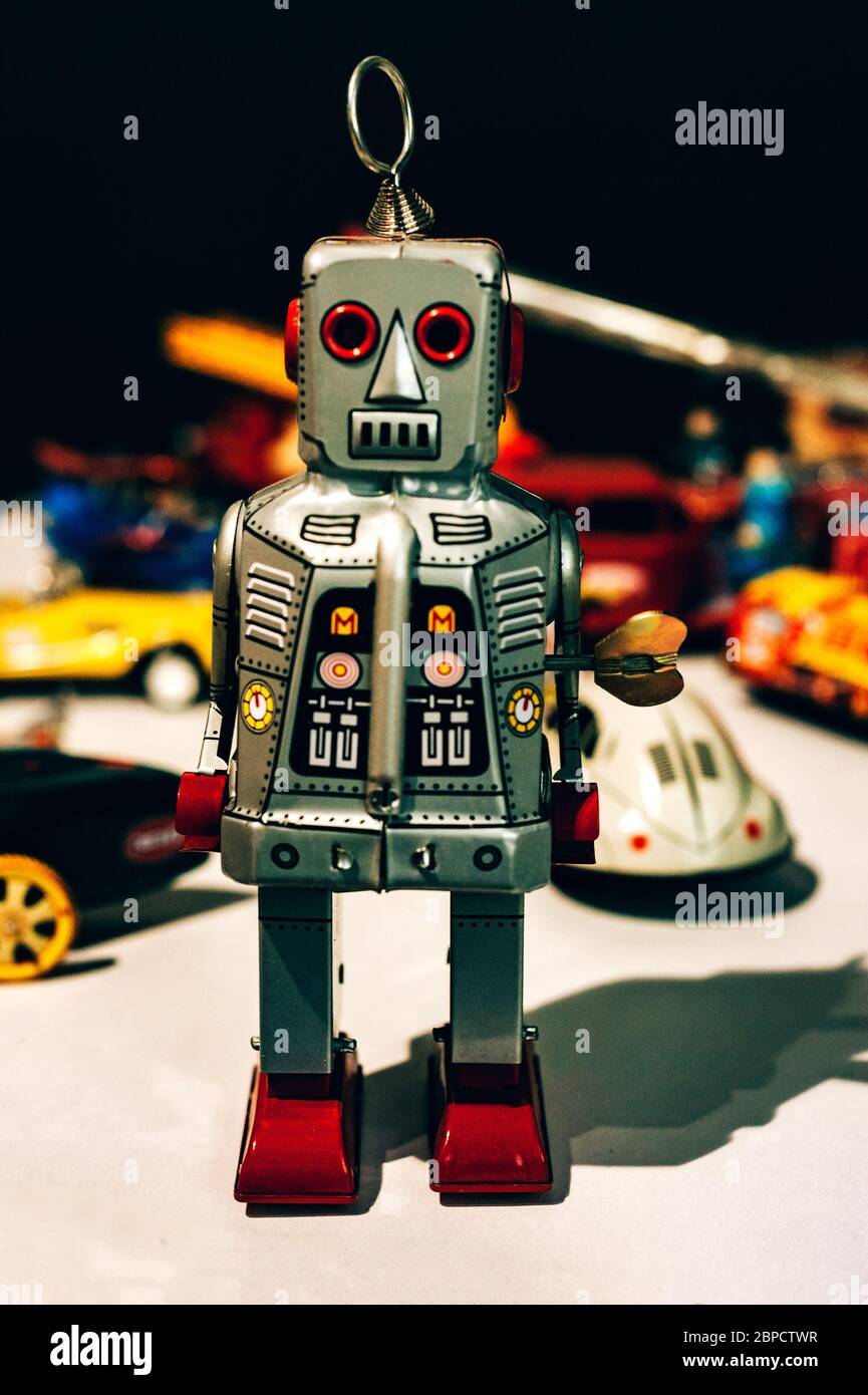 robot giocattolo vintage in stagno. robot wind-up Foto Stock