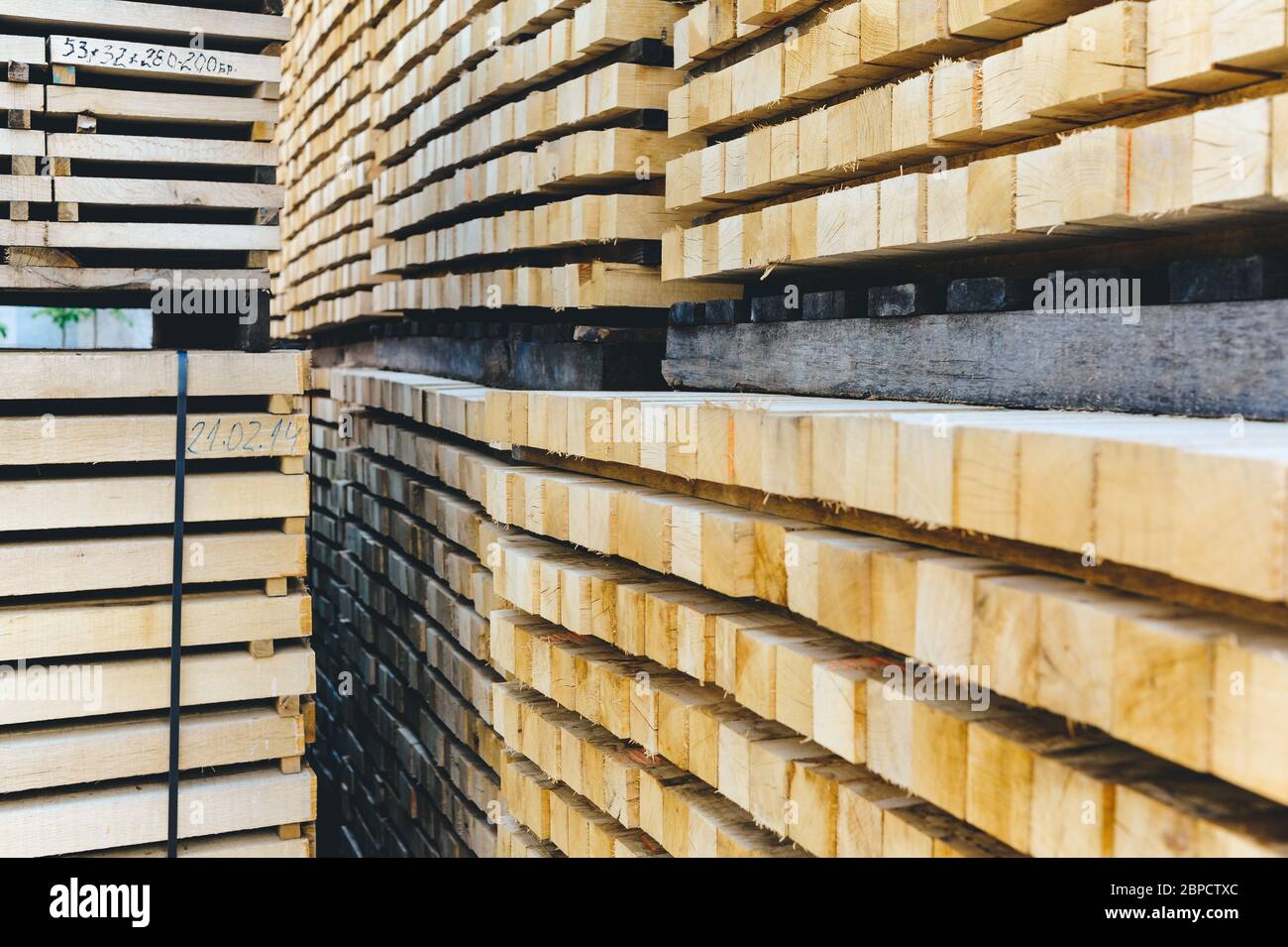 Pila di barre di legno. Estremità quadrate delle barre di legno. Legno legno materiale per costruzione per sfondo e struttura. Primo piano. Foto Stock