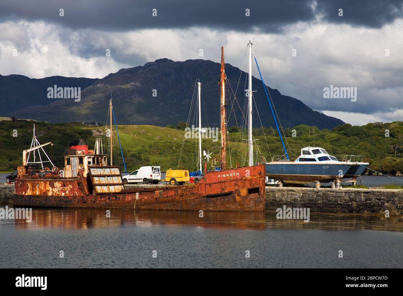 Abbandonata la nave, Letterfrack Pier, Connemara, nella contea di Galway, Irlanda Foto Stock