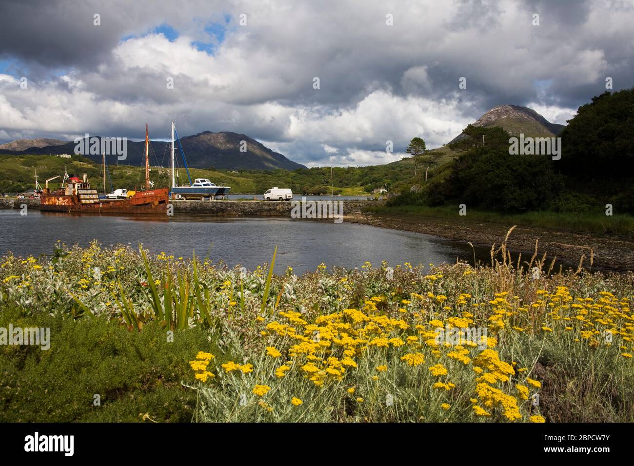 Abbandonata la nave, Letterfrack Pier, Connemara, nella contea di Galway, Irlanda Foto Stock