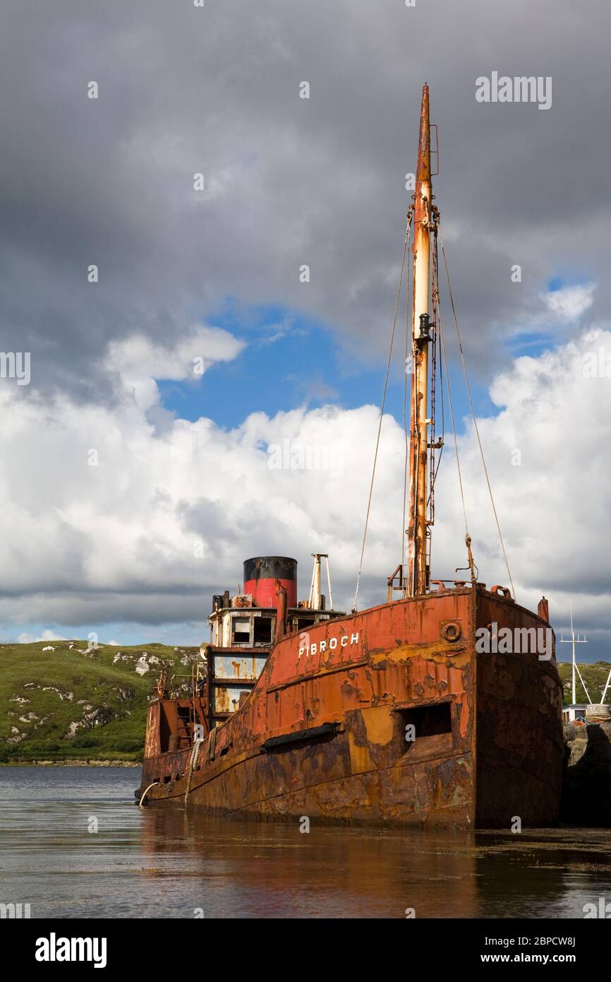 Abbandonata la nave, Letterfrack Pier, Connemara, nella contea di Galway, Irlanda Foto Stock