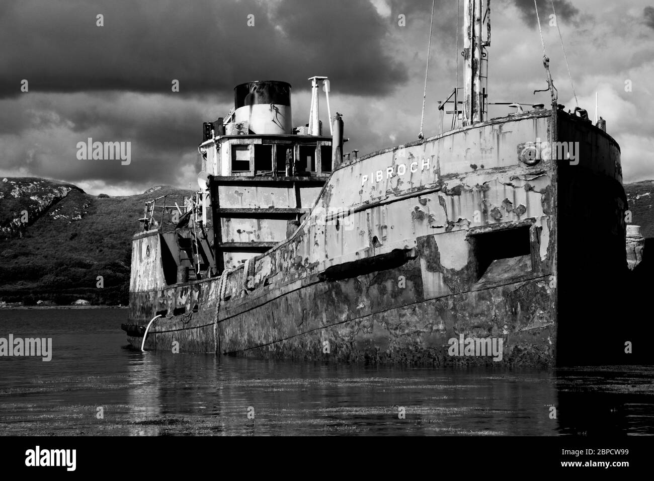 Abbandonata la nave, Letterfrack Pier, Connemara, nella contea di Galway, Irlanda Foto Stock