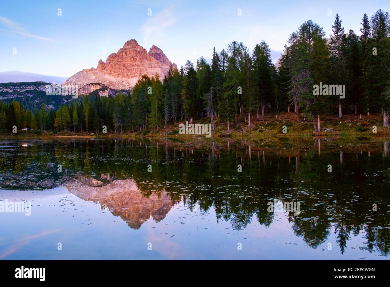 Paesaggi di tramonto sul Lago di Antorno, paesaggi montani autunnali nelle Dolomiti, Italia. Foto Stock