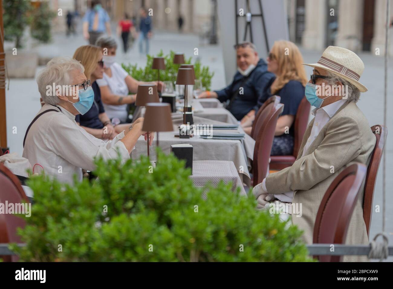 Roma, Italia. 18 maggio 2020. Fase 2: Riapertura delle attività commerciali a Roma durante l'emergenza Coronavirus (Covid-19). Persone con maschera protettiva ad un tavolo da bar in piazza San Lorenzo in Lucina. (Foto di Davide Fracassi/Pacific Press) Credit: Pacific Press Agency/Alamy Live News Foto Stock