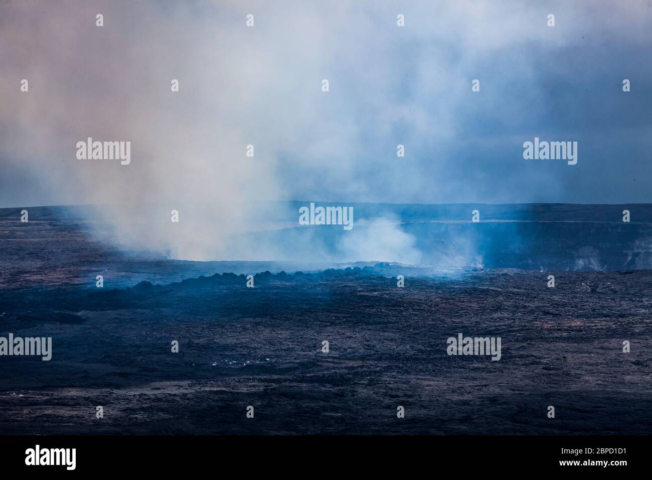 Vapore e gas si sgonfiano e fuoriescono dal lago di lava in Kilauea Caldera / cratere Halema'uma'u Aprile 2017, Hawai'i Volcanoes National Park, Hawai Foto Stock