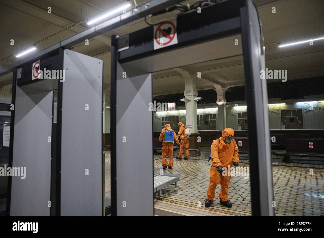 San Pietroburgo, Russia. 18 maggio 2020. I lavoratori del Ministero delle situazioni di emergenza che indossano tute protettive disinfettano la stazione ferroviaria di Vitebsky per prevenire la diffusione del coronavirus (COVID-19). La Russia ha registrato almeno 290678 casi e 2722 morti dal COVID-19 Disease Credit: SOPA Images Limited/Alamy Live News Foto Stock