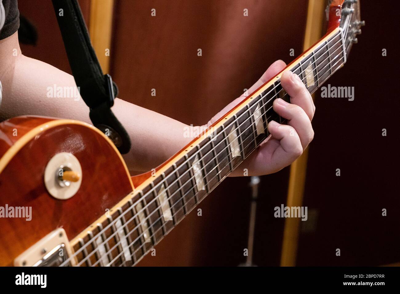 Un uomo sta suonando una chitarra elettrica Foto Stock