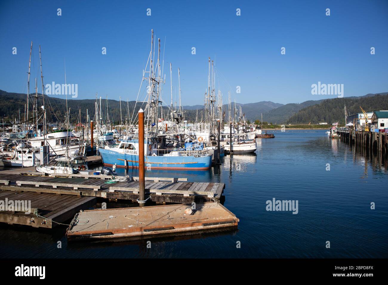 Garibaldi, Oregon, USA, 8 agosto 2019, Porto di Garibaldi sull'Oceano Pacifico nell'Oregon nord-occidentale, barche da pesca in estate, orizzontale Foto Stock