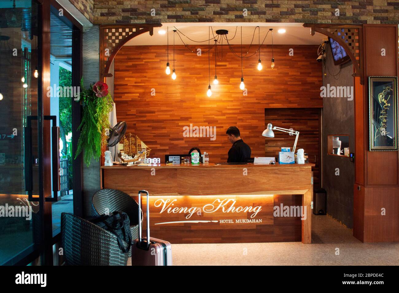 MUKDAHAN, THAILANDIA - 2 OTTOBRE : Hotel tailandese receptionist al banco ricevimento e informazioni viaggiatori e ospiti per il riposo e utilizzare il servizio affitto camera a Foto Stock
