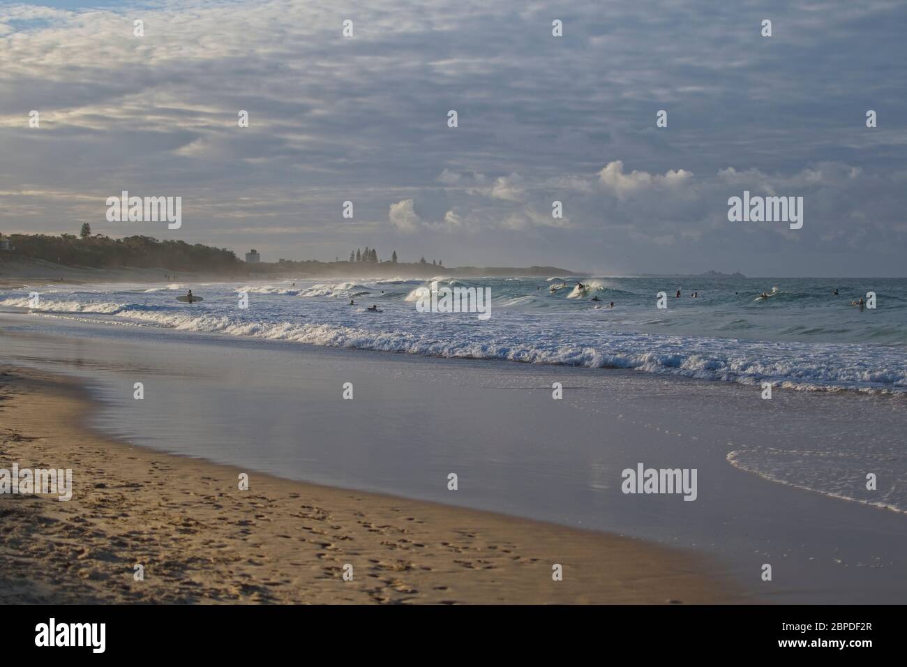 Surfista che cattura le onde sulla Sunshine Coast in Australia. Foto Stock