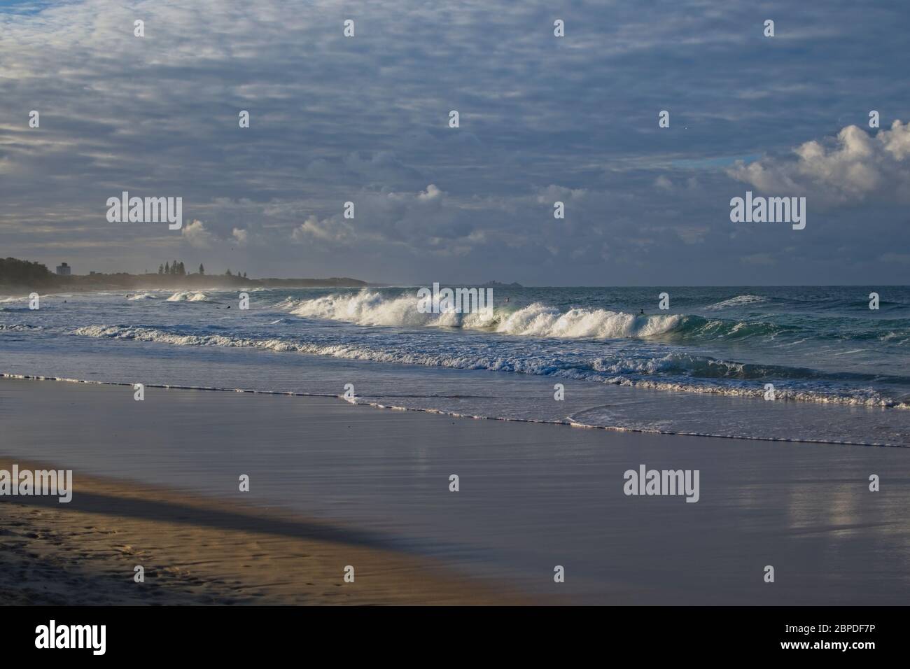 Surfista che cattura le onde sulla Sunshine Coast in Australia. Foto Stock