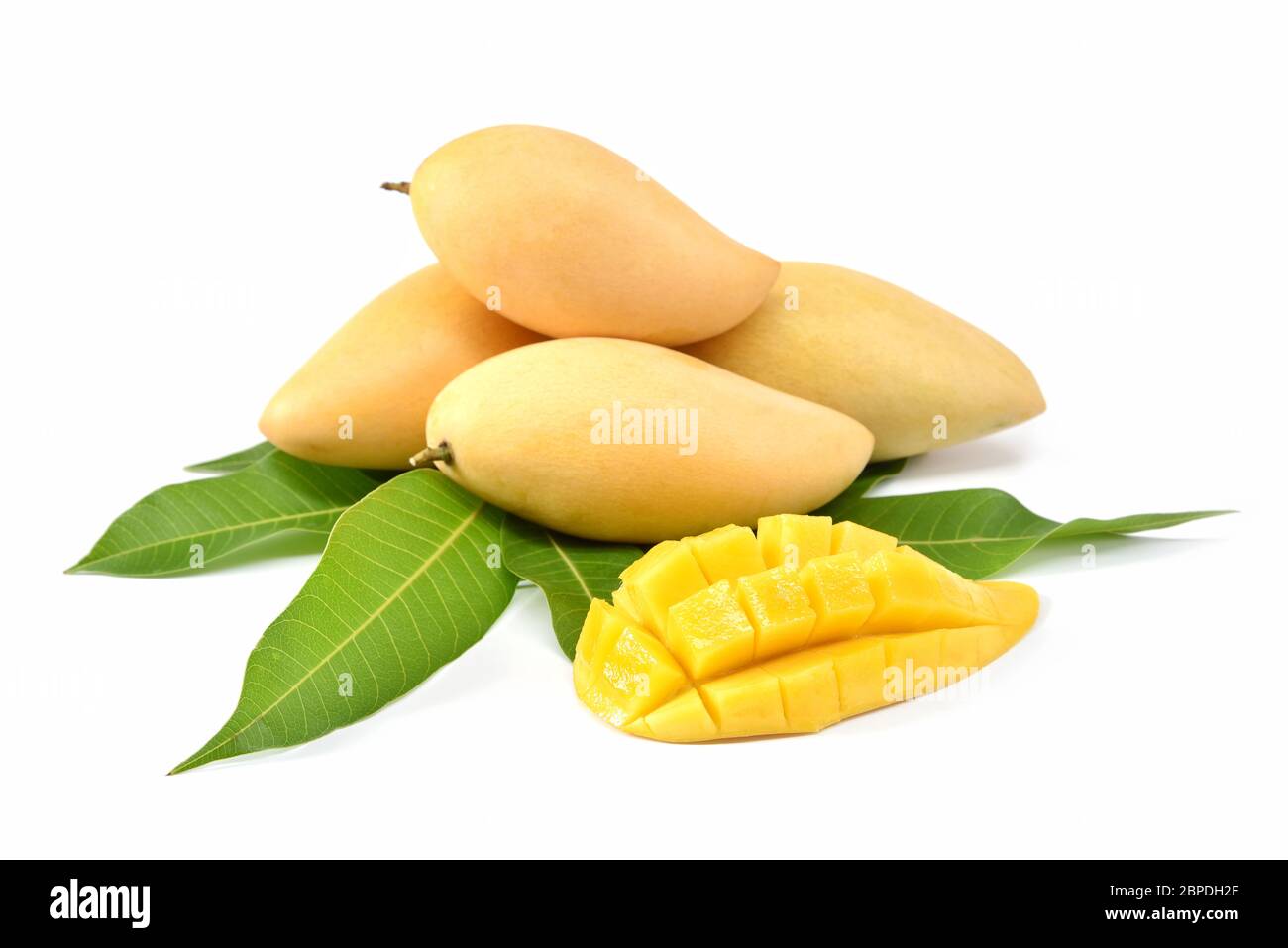 Frutta di mango con cubetti di mango e fette. Isolato su sfondo bianco. Perfetta frutta di mango matura. Messa a fuoco selezionata Foto Stock