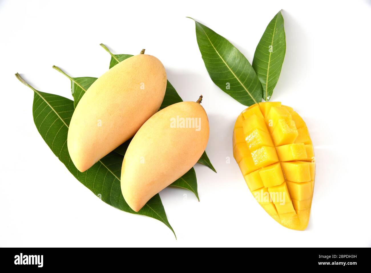 Frutta di mango con cubetti di mango e fette. Isolato su sfondo bianco. Perfetta frutta di mango matura. Messa a fuoco selezionata Foto Stock