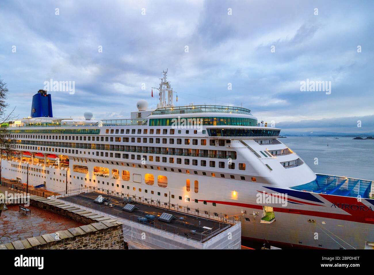 Norvegia, Oslo, CIRCA 2020: MV Aurora nave da crociera della flotta P&o Cruises attraccata nel porto a causa di restrizioni di codid19. Concetto di nave da crociera che perde m Foto Stock