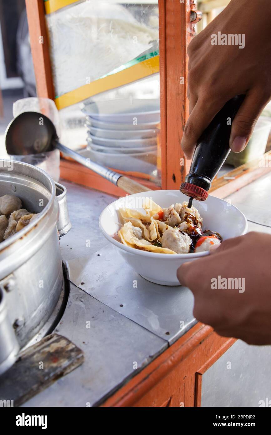 pankso. indonesiano famoso meatball street food con zuppa e noodle Foto Stock