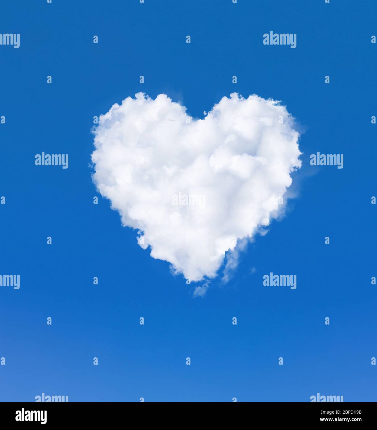 Nuvola di forma del cuore nel cielo. Una nuvola bianca in un cielo blu. Amore romantico e simbolo di salute Foto Stock