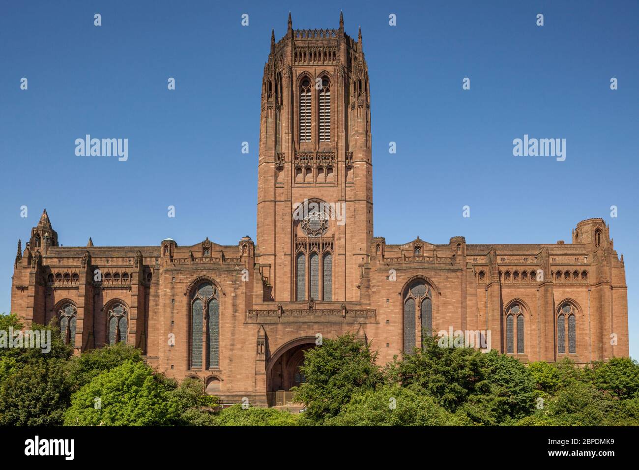 Lato orientale della Cattedrale Anglicana a Liverpool, Inghilterra. Conosciuta formalmente come la Cattedrale di Liverpool, è la quinta cattedrale più grande del mondo Foto Stock