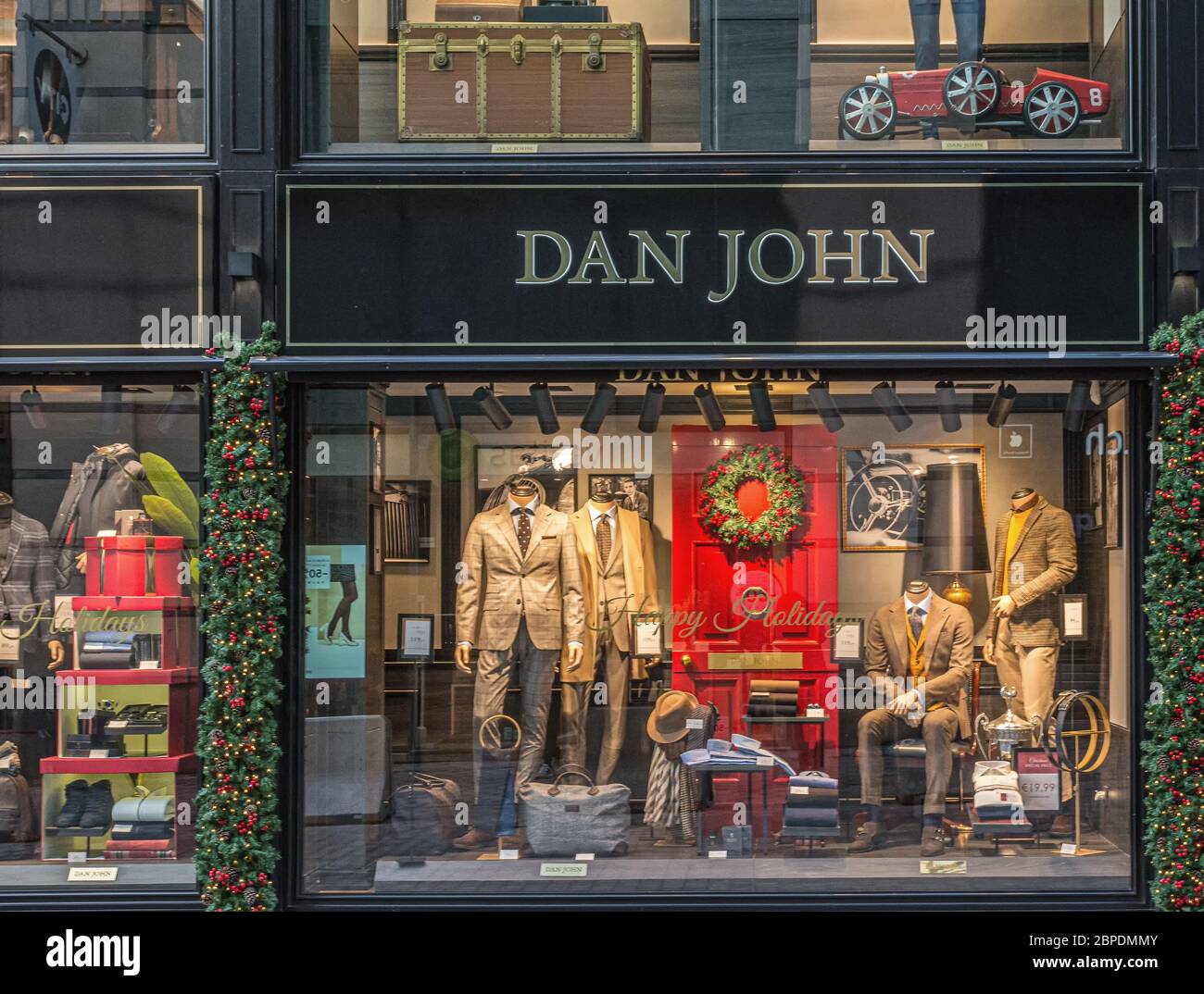 DaN John marchio italiano - abbigliamento uomo : Dan John azienda abbigliamento uomo moda negozio a Bruxelles, Belgio, Europa Foto Stock