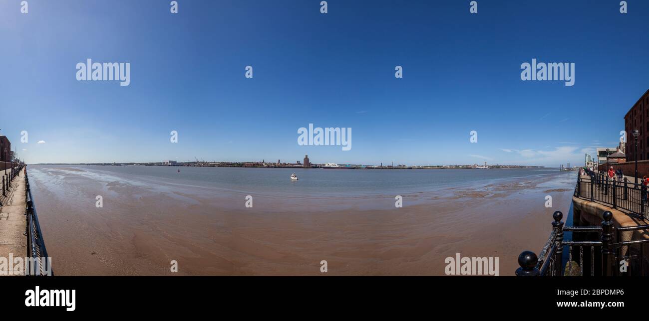 Bassa marea sul fiume Mersey visto dal lungomare di Liverpool che si affaccia su Birkenhead Foto Stock