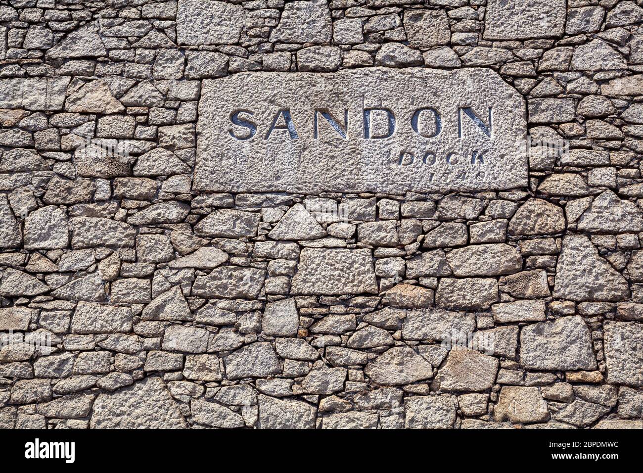 Cartello sul vecchio muro di pietra del Sandon Dock, parte del Porto di Liverpool, Inghilterra Foto Stock