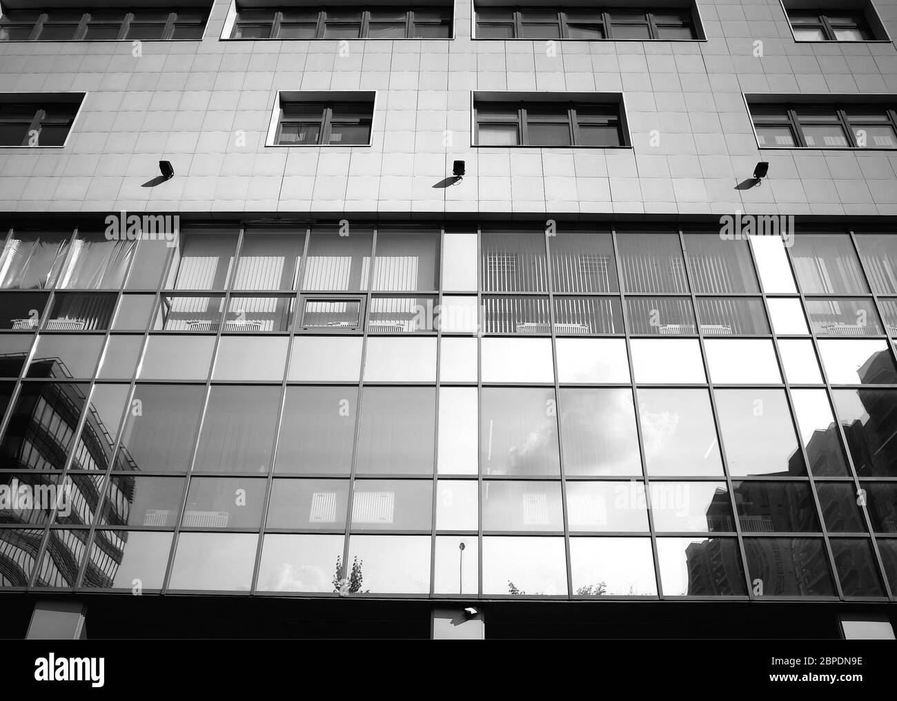 Sfondo simmetrico bianco e nero degli edifici aziendali Foto Stock