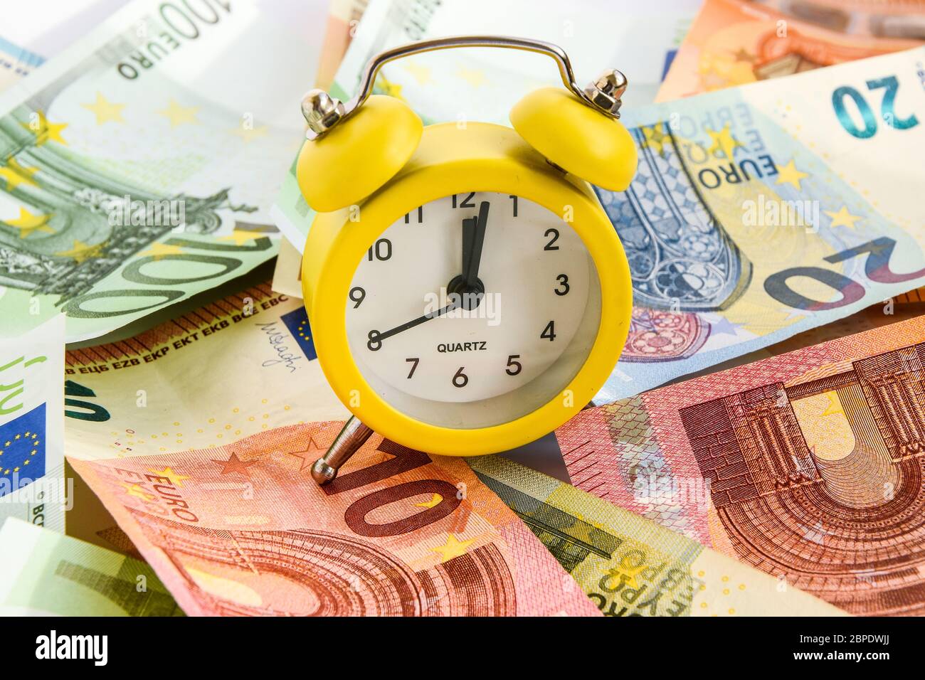 Sveglia con carta euro moneta 10, 20, 50, 100, sveglia sulle banconote,  Tempo è denaro, Tempo di fare soldi. Sveglia e dollari, orologio standin  Foto stock - Alamy