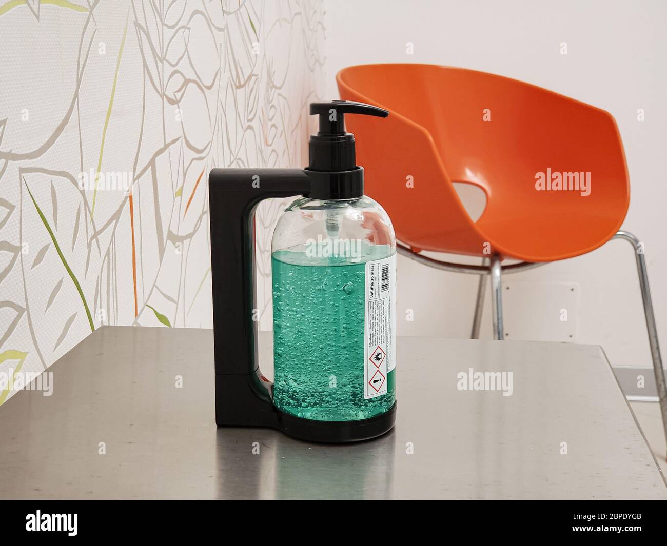 Dispenser di igienizzante per mani alcolico in un luogo di lavoro, malattia da virus corona Foto Stock