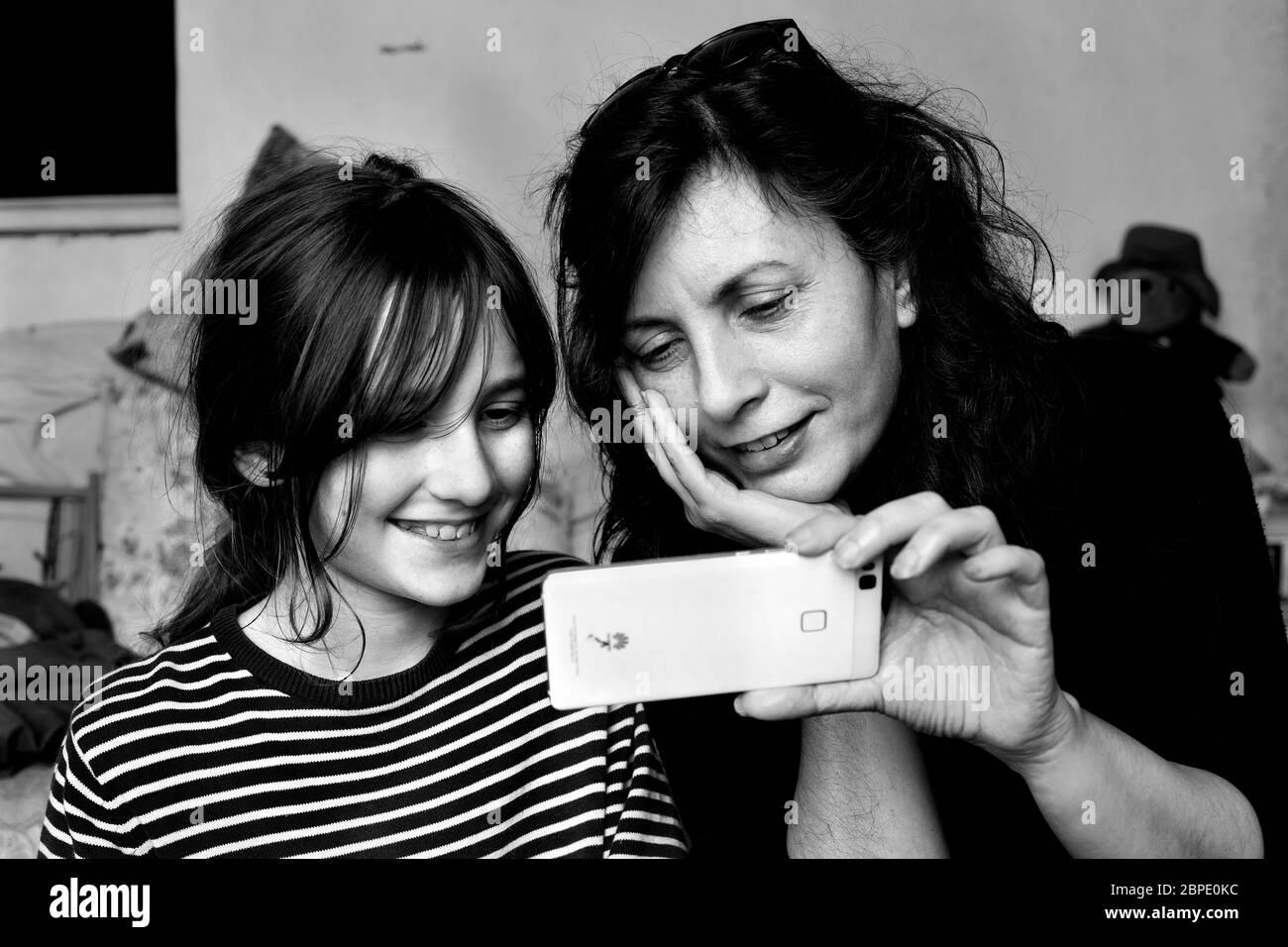 Una madre spagnola mostra al figlio di 11 anni un video sul suo smartphone. Foto Stock